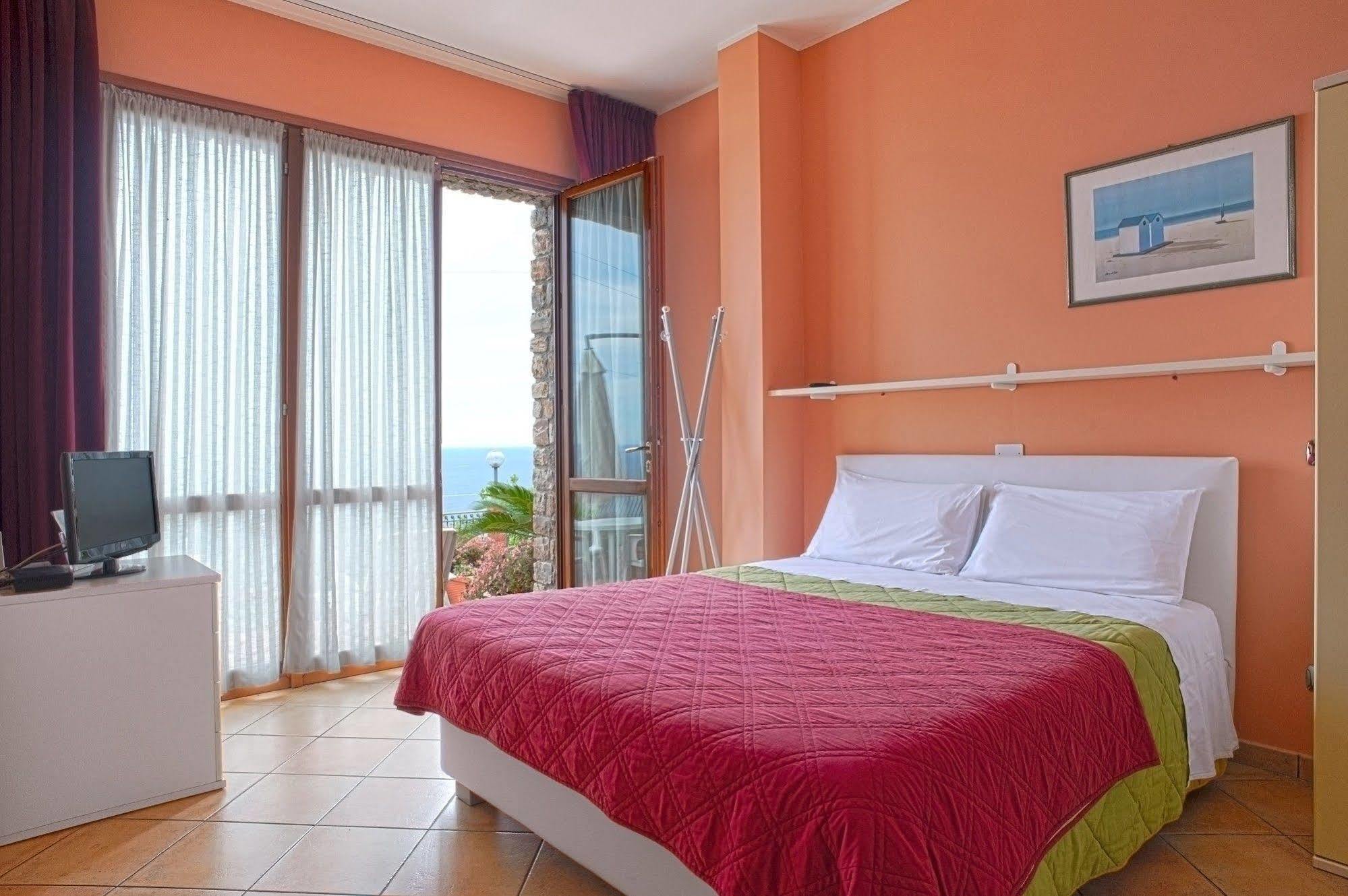Le Terrazze Appartamenti Vacanze Сан Ремо Екстериор снимка